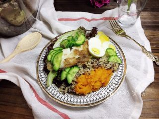 16、香煎巴沙鱼南瓜藜麦沙拉,完成。