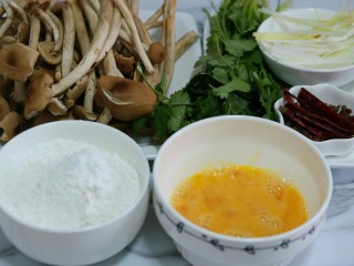1、干煸茶树菇,准备食材