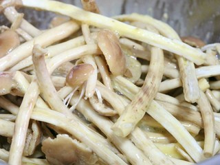 4、干煸茶树菇,搅拌均匀，尽量使每个茶树菇都裹上蛋液～