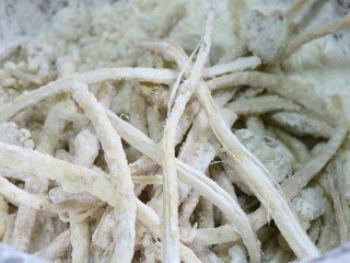 5、干煸茶树菇,再加入淀粉，搅拌均匀，同样使茶树菇都均匀的裹上淀粉～