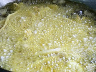 6、干煸茶树菇,锅内烧油炸茶树菇，大概7成热下锅，火不要太急，不然容易炸糊～炸至酥脆金黄后就可以捞出哦～