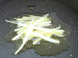 7、干煸茶树菇,茶树菇炸好后，另起锅留少许底油放入葱姜丝爆香～