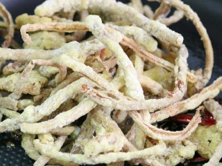 9、干煸茶树菇,接着将茶树菇放入翻炒～