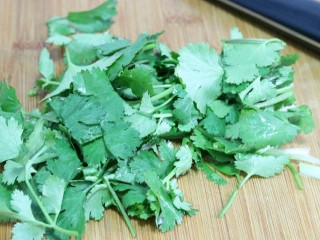 10、干煸茶树菇,香菜切段