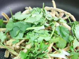 11、干煸茶树菇,放入锅中翻炒，一边翻炒再一边撒入盐就可以了～