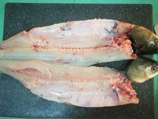 2、鱼腩腐竹煲,对半切开