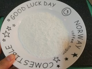 6、鱼腩腐竹煲,准备一点面粉,面粉中加少许盐和胡椒粉搅拌均匀