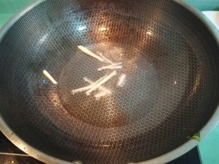 7、鱼腩腐竹煲,锅中放少许油,放点姜,煎出香味后把姜夹起来弃用