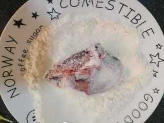 8、鱼腩腐竹煲,将鱼腩分别裹上面粉