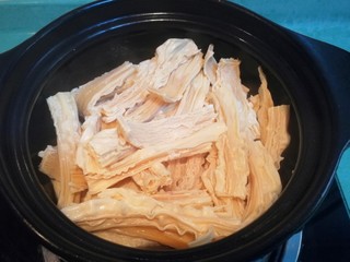 11、鱼腩腐竹煲,准备一个砂锅,放入泡好的腐竹