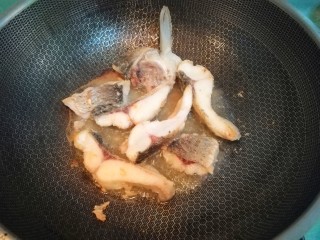 10、鱼腩腐竹煲,煎至两面金黄