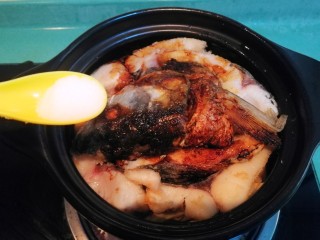 15、鱼腩腐竹煲,适量的盐