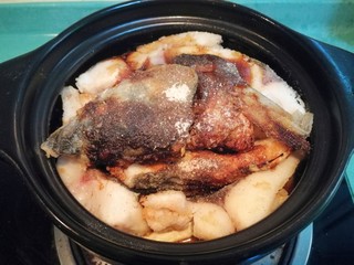 17、鱼腩腐竹煲,最后撒上胡椒粉,有五香粉也可以放点