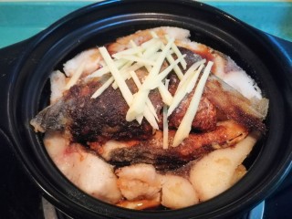 18、鱼腩腐竹煲,最后加点姜丝,加适量开水,盖上盖子中火慢慢煲二十分钟,