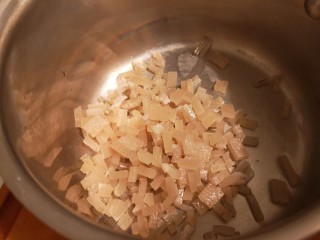 3、麻辣皮冻,把肉皮切成小丁。