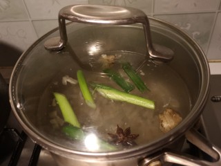 5、麻辣皮冻,加入清水盖盖煮。