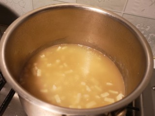 6、麻辣皮冻,大约煮一小时后，捞出八角，姜和葱。开盖煮到水大约是肉皮的五倍的时候加入盐和生抽。