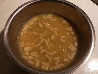 7、麻辣皮冻,关火，把皮冻糊倒入容器里，放凉，之后放入冰箱冷藏。