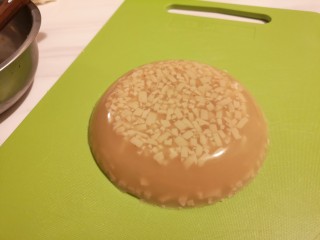 8、麻辣皮冻,等皮冻完全凝固，取出。