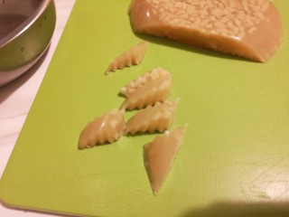 9、麻辣皮冻,切成片。