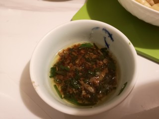 10、麻辣皮冻,碗内加蒜泥，辣椒粉，葱花，花椒粉，生抽，加入热油做成麻辣拌料。