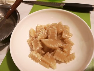 11、麻辣皮冻,淋入切好的皮冻中。
