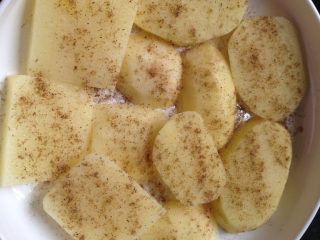 4、孜然烤土豆片,如图撒上椒盐粉铺匀