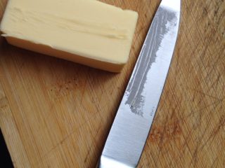 7、孜然烤土豆片,如图取适量黄油，切小块备用