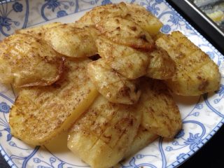 10、孜然烤土豆片,沥油装盘，等稍稍放置一会再吃更香软
