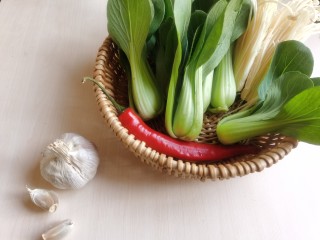 1、蒜蓉小油菜,准备所需食材。