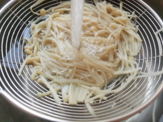 5、蒜蓉小油菜,捞出后用纯净水再冲洗一遍，让金针菇更清爽一些。