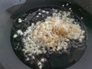 11、蒜蓉小油菜,倒入冲洗过后的蒜蓉。蒜蓉留下1/2，不要全倒进去。