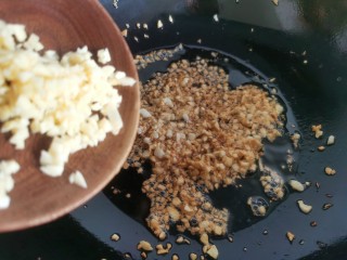 12、蒜蓉小油菜,等锅里的蒜蓉炸到金黄时，倒入剩下的1/2蒜末，翻炒几下关火。