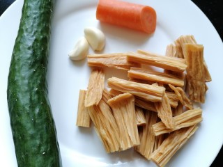 1、黄瓜拌腐竹,准备好所需材料