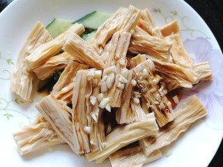 13、黄瓜拌腐竹,将酱汁浇在上面