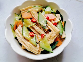 15、黄瓜拌腐竹,装入容器放上白芝麻和辣椒点缀