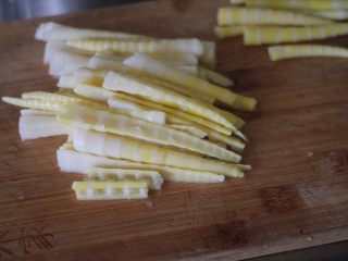 2、红油笋尖 最爱这种辣,把超过筷子粗细的笋两面切开，尽量大小一致。