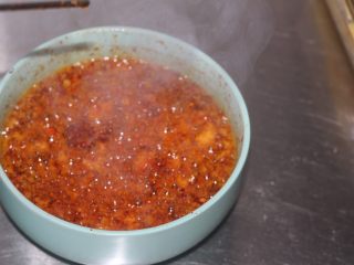 11、红油笋尖 最爱这种辣,加热好的油直接往准备好的调料碗里一倒！兹啦啦～满屋飘香！