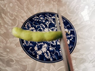 2、香辣毛豆,剪掉毛豆顶端 便于入味