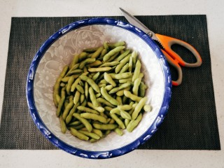 3、香辣毛豆,全部剪好 清洗干净备用