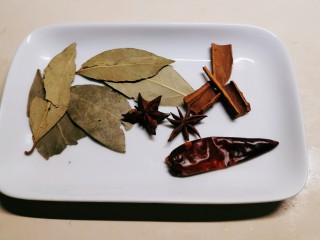 4、香辣毛豆,准备好香叶 八角 桂皮 干辣椒 煮毛豆用