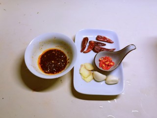 5、香辣毛豆,准备好自制辣油 红尖椒切小圈 蒜切片 姜切片 干辣椒5个