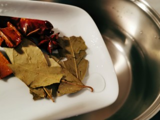 6、香辣毛豆,汤锅注入清水 放入香叶 桂皮 八角 干辣椒1个