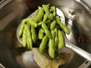 7、香辣毛豆,放入毛豆