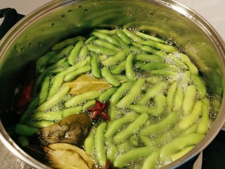 8、香辣毛豆,大火煮开 转中小火