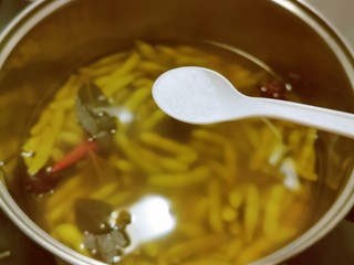 9、香辣毛豆,煮至毛豆成熟 放入盐调个底味 在锅中焖5分钟