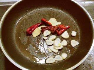 11、香辣毛豆,起油锅 油热后放入姜片 干辣椒 蒜片 炒出香味