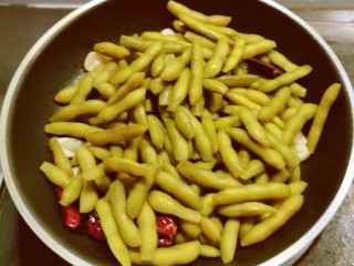 12、香辣毛豆,放入煮好的毛豆