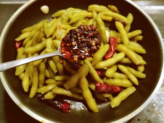 13、香辣毛豆,放入自制辣油 翻炒均匀