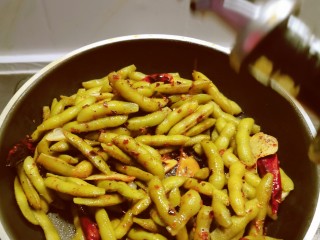 14、香辣毛豆,倒入生抽 翻炒均匀